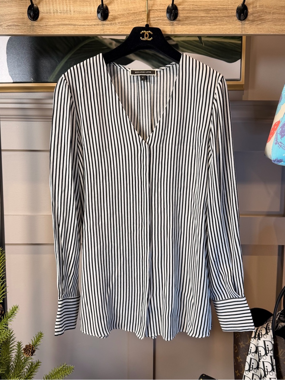 Melanie Lyne Striped Button-Down Blouse Black & White Vertical V-Neck Shirt 6